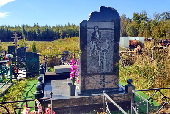 Выгравированное на обратной стороне памятника изображение покойной